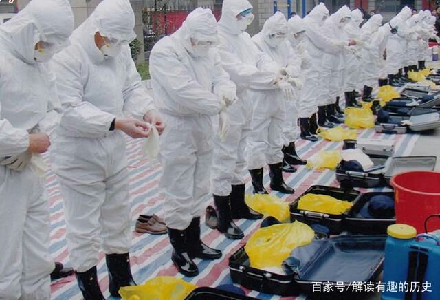 2003年"非典"老照片:每一张都刻骨铭心,图3钟南山在诊治病人(转载)