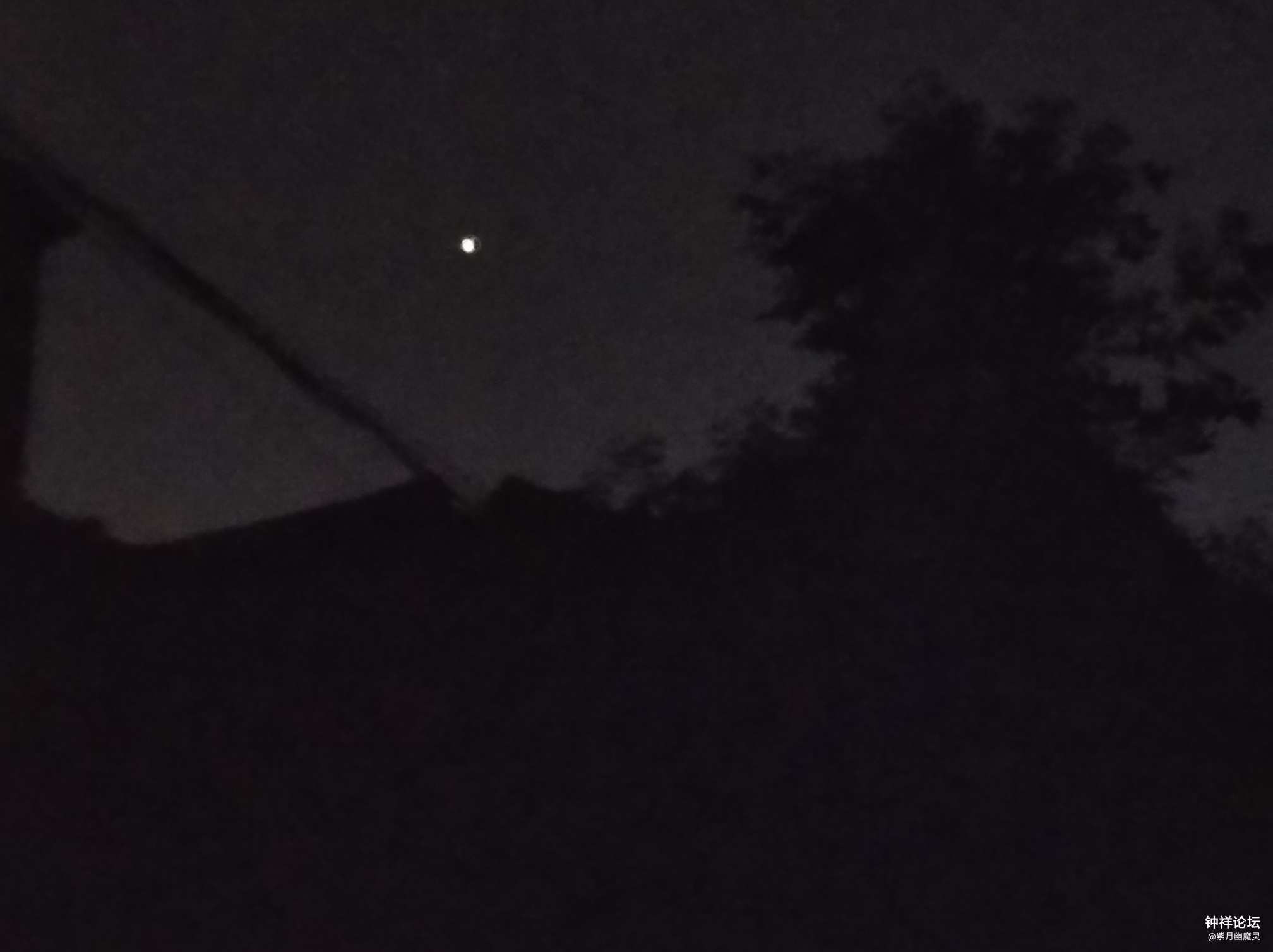 夜空西北角有一颗耀眼的星!